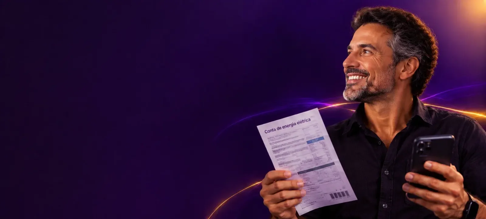 Homem sorrindo com a conta de luz e o celular nas mãos